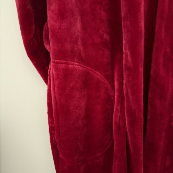 Elegant Burgundy Plush Robe - Picture 3 of 9